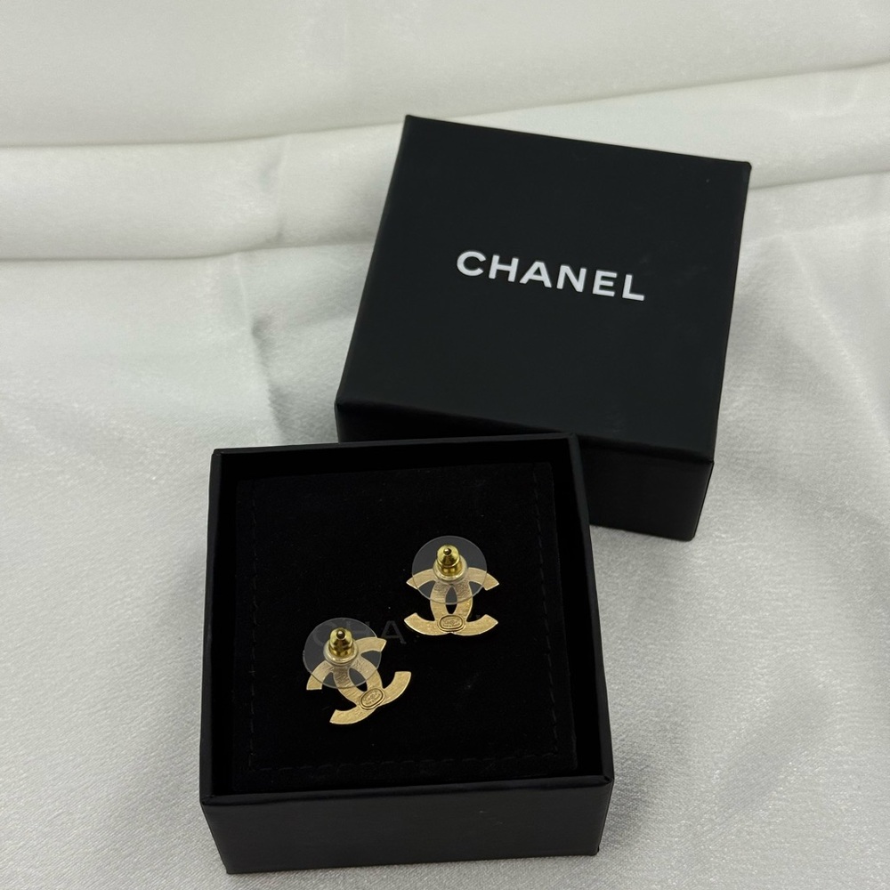 Chanel Classic Gold Crystal CC Stud Earrings - Picture 9 of 13